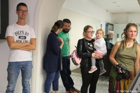 Stene občinske stavbe krasi razstava z naslovom Po sledeh izumirajoče obrti na Kamniškem (20)